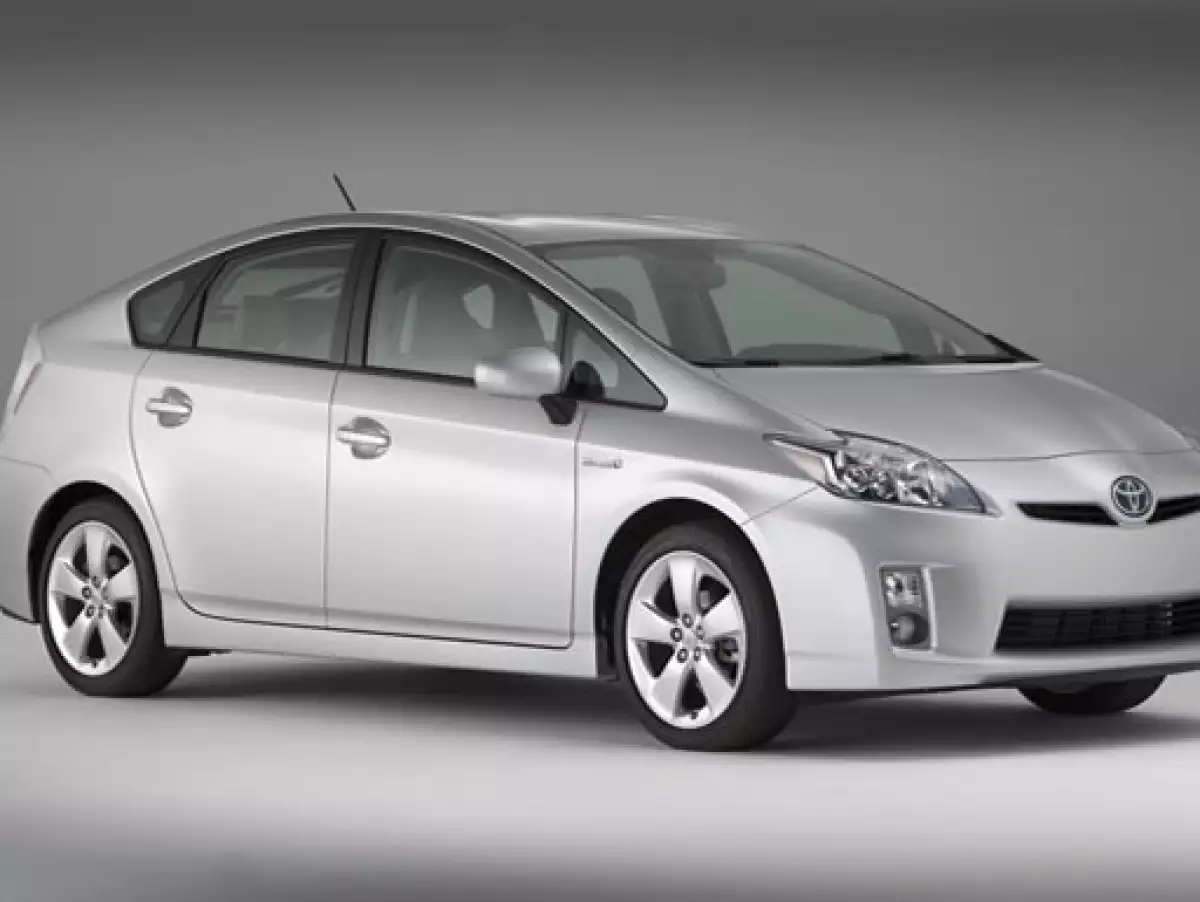 La companía japonesa lanzó la tercera generacion del popular Prius, líder mundial en ventas en el segmento de autos híbridos. Mayor autonomía de gasolina y tecnologia innovadora caracterizan al vehiculo.