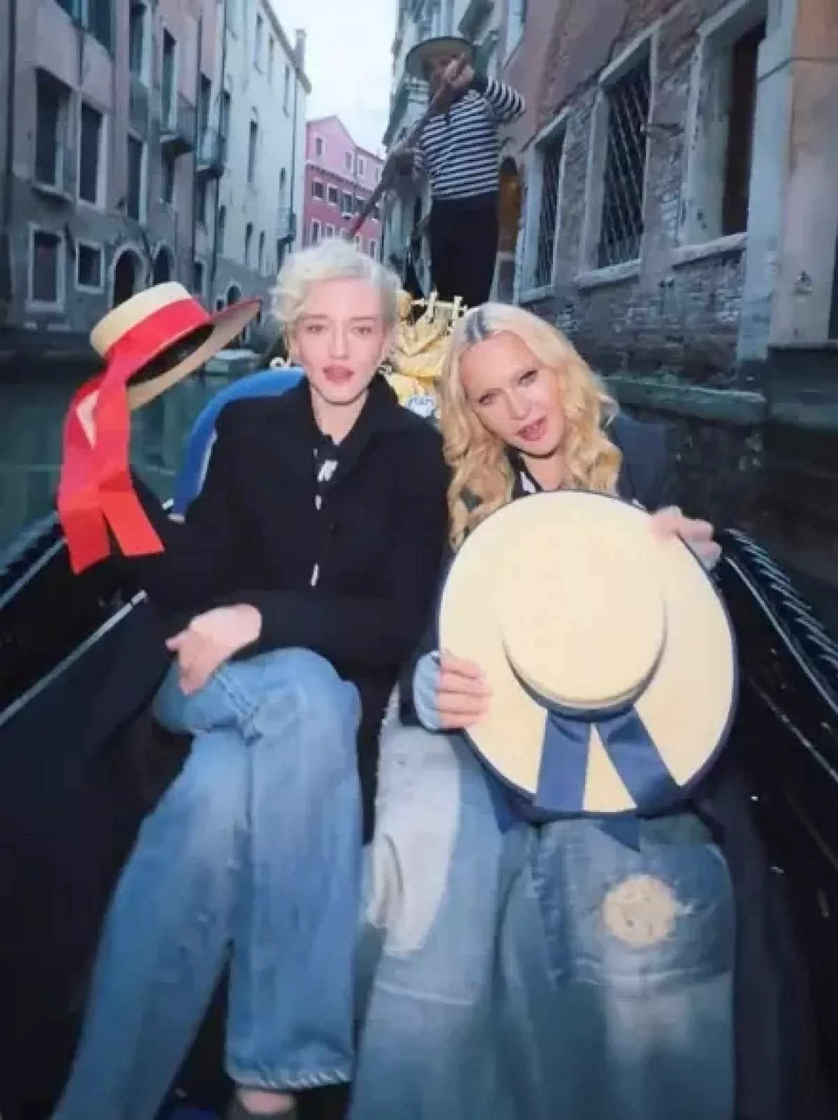 Julia Garner y Madonna