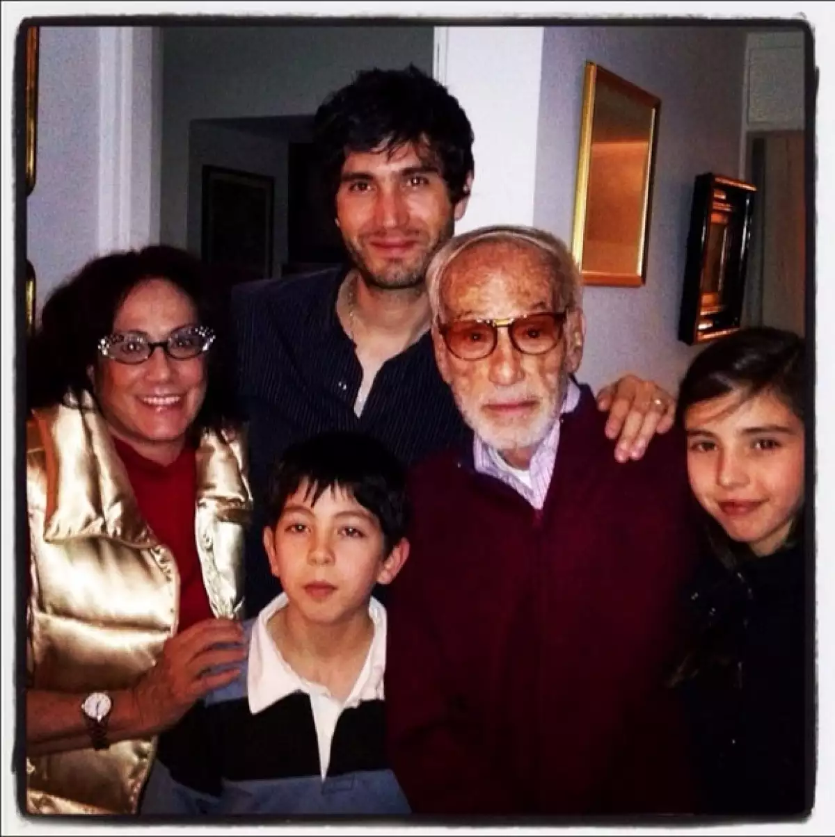 Cuatro generaciones De Llano. Luis de Llano Palmer junto a su hija Julissa, que a su vez posa con su hijo Benny Ibarra y sus dos hijos Mateo y María respectivamente.