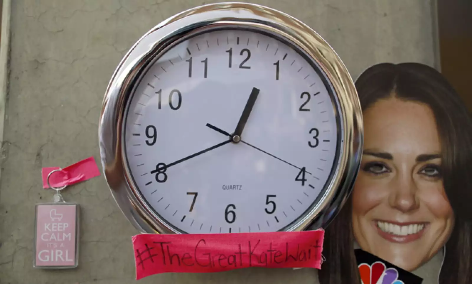 Un reloj con la imagen de la esposa del príncipe William fue colocado en el edificio del hospital.