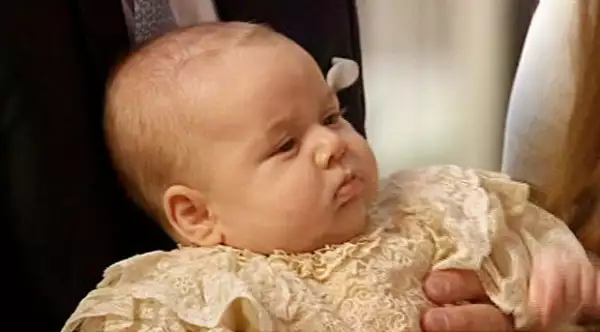 El príncipe George usó un ropón de satén blanco.