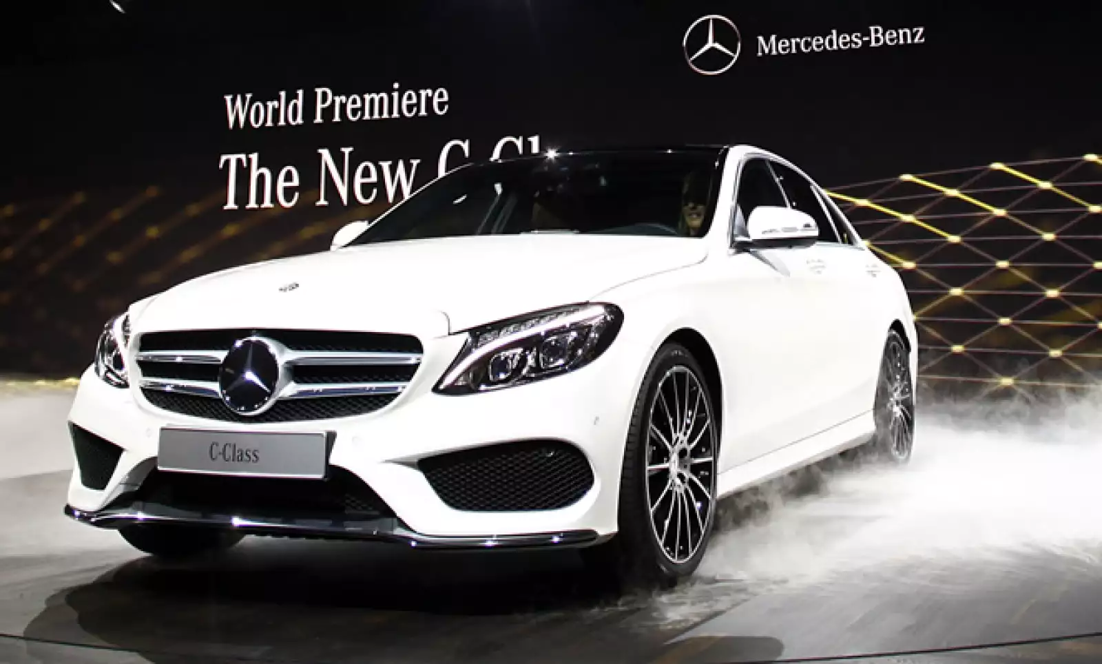 Este modelo usa más aluminio por lo que pesa unos 100 kilos menos que sus antecesores,  y le de un 20% más de eficiencia en el uso de combustible.