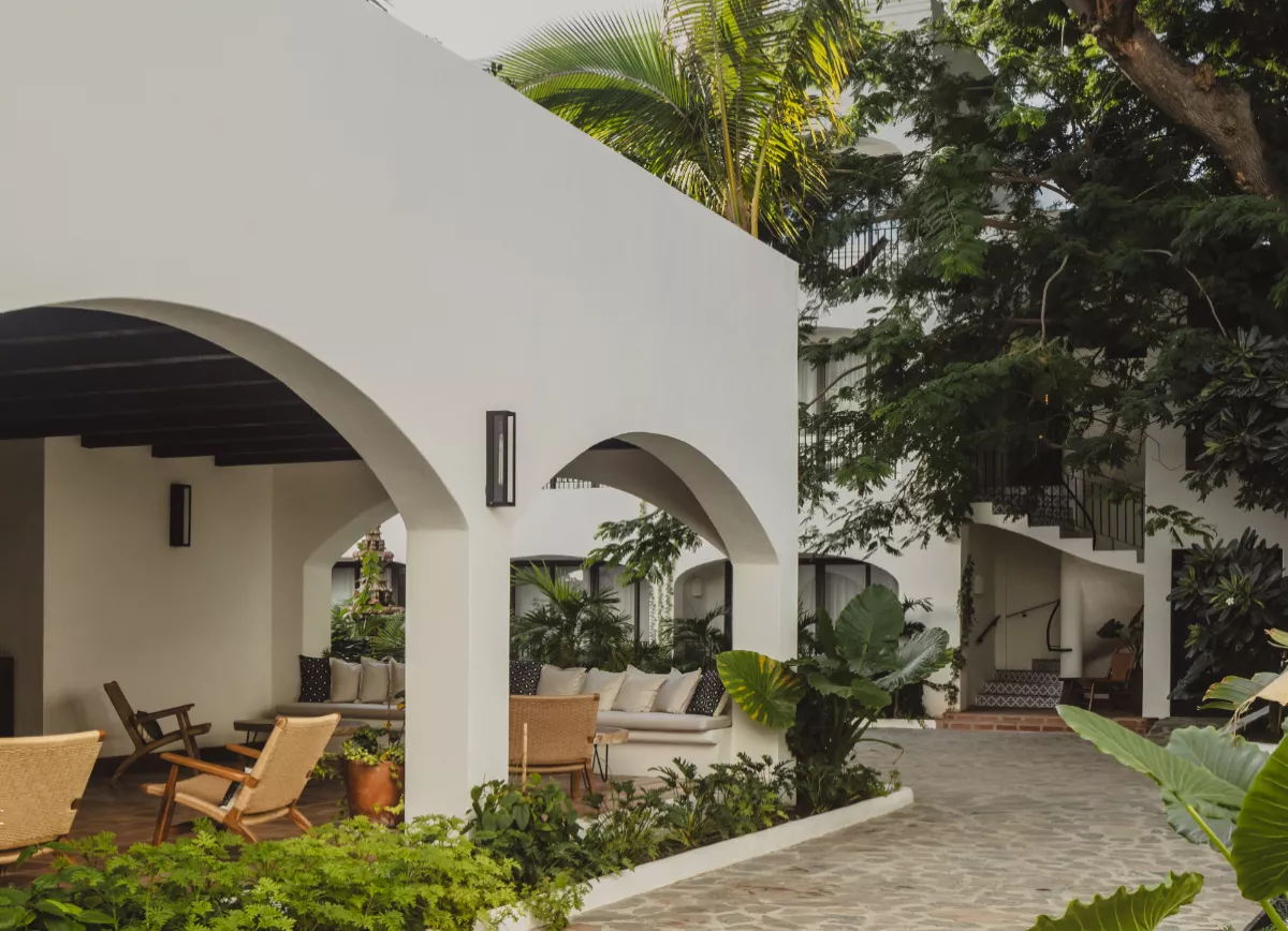 Foto del interior del hotel Tropicana Los Cabos recién remodelado y reabierto al público en el centro de San José del Cabo.