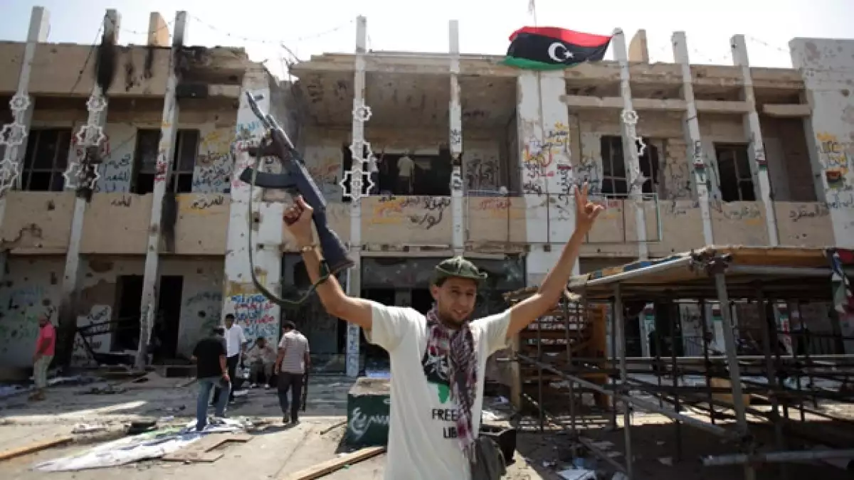 un rebelde celebra en tripoli