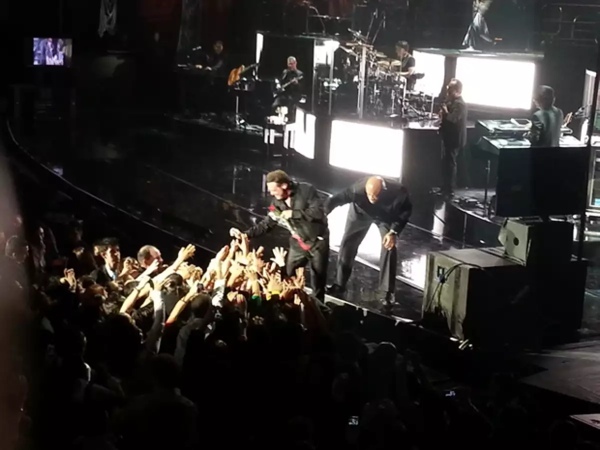 Muchas admiradoras le regalaron flores.