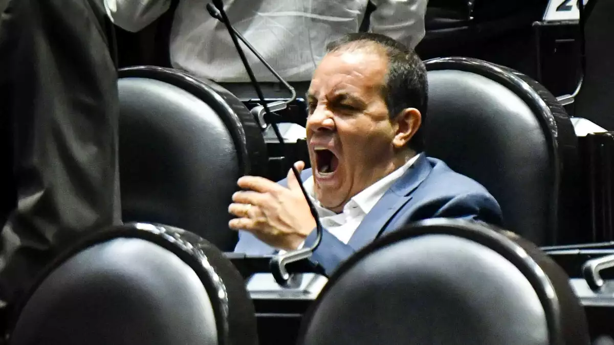 Exhiben a Cuauhtémoc Blanco jugando pádel durante sesión de diputados: “¡Ponga atención!”