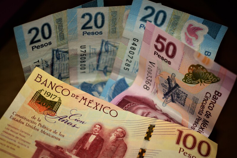 El Peso Mexicano Ignora Al Presupuesto 2019 Y Gana Fe Dólar Mexican Pesos Notes Iii