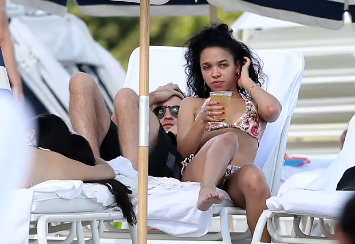 Robert Pattinson y su novia durante su escapada a las playas de Miami en diciembre pasado.