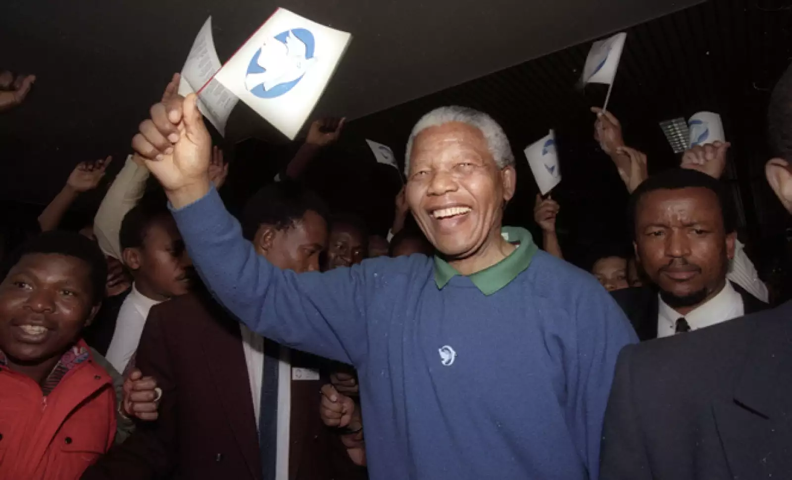 El expresidente de Sudáfrica y activista a favor de los derechos humanos que luchó contra el apartheid,  Nelson Mandela, murió este jueves 5 de diciembre en su país, un hombre que trascendió más allá de la política.