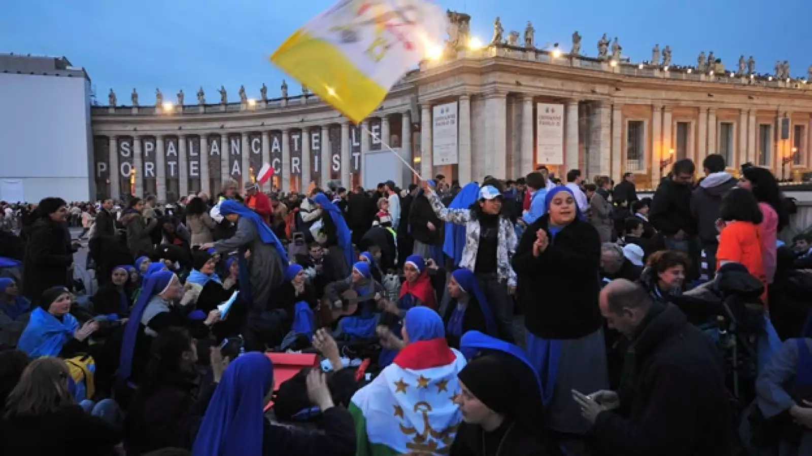 JPII - beatificación - fieles esperan