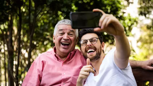 Millennial y adulto.