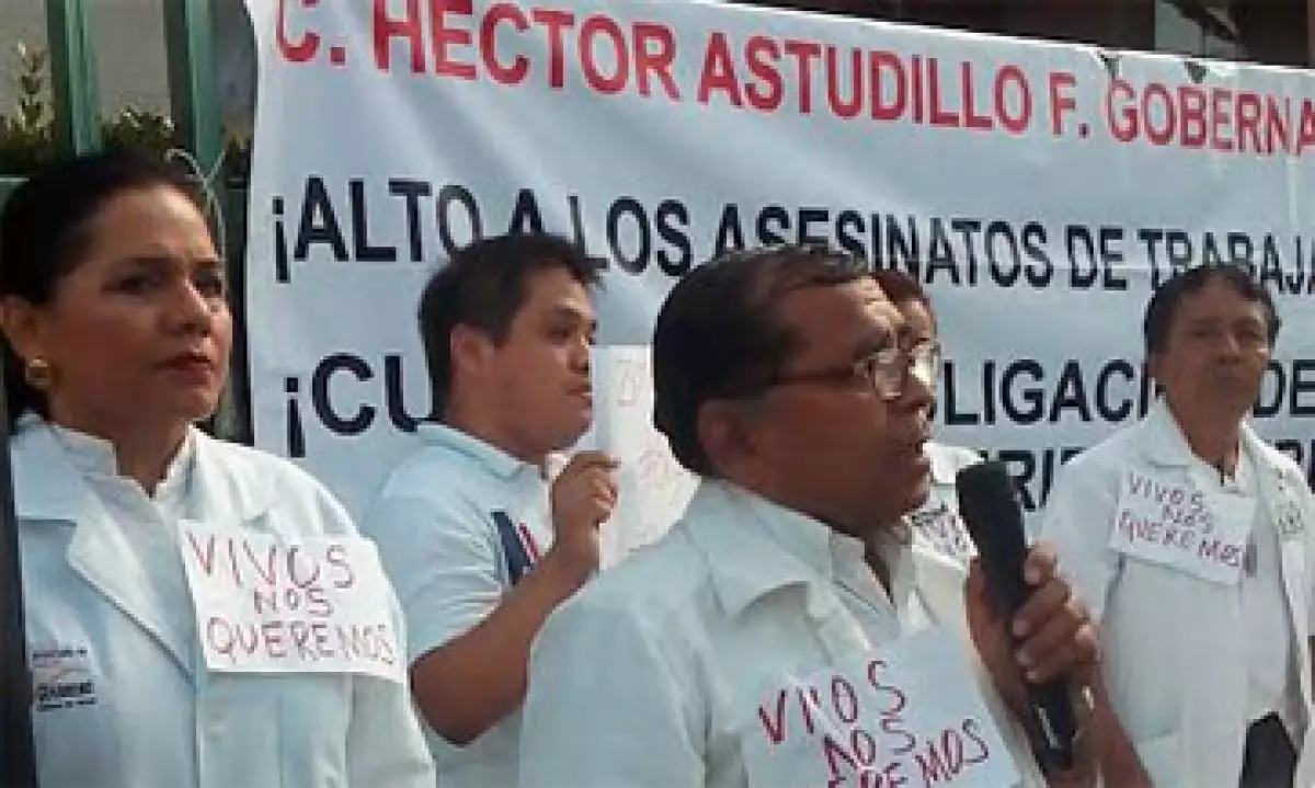 Médicos, enfermeras, maestros y estudiantes de las facultades de Medicina de Guerrero protestaron en Acapulco. (Foto: Laura Reyes )