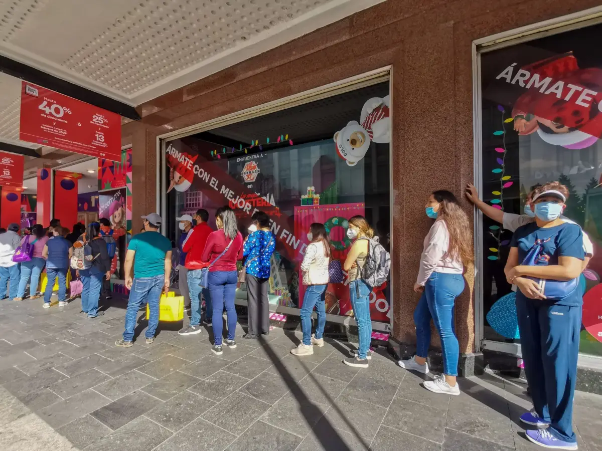 Una fila de personas esperando a entrar a una tienda durante el Buen Fin. Estos son los pasos para registrar un negocio o una empresa en el Buen Fin 2021. 
