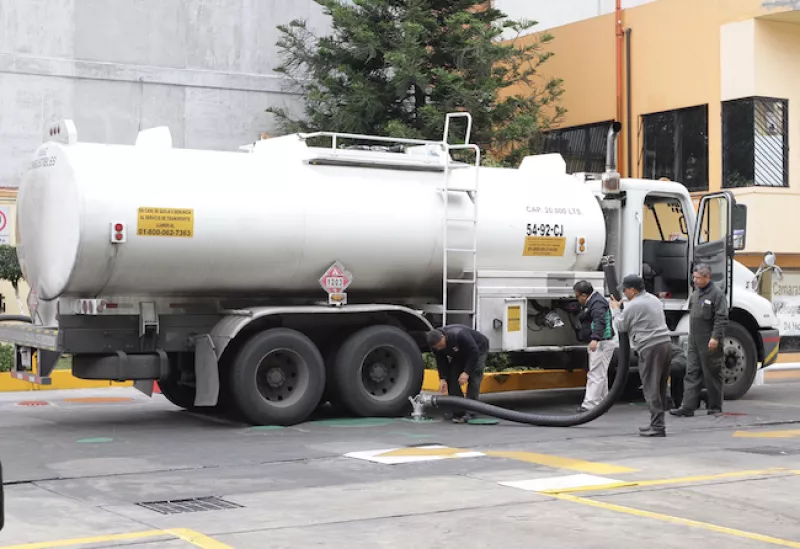 Autotanque cargando gasolina