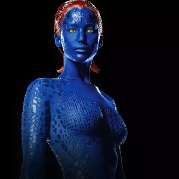 No es sólo el cuerpo de Jennifer Lawrence como Mystique el que nos enloquece en básicamente nada excepto maquillaje azul, pero también su flexibilidad.