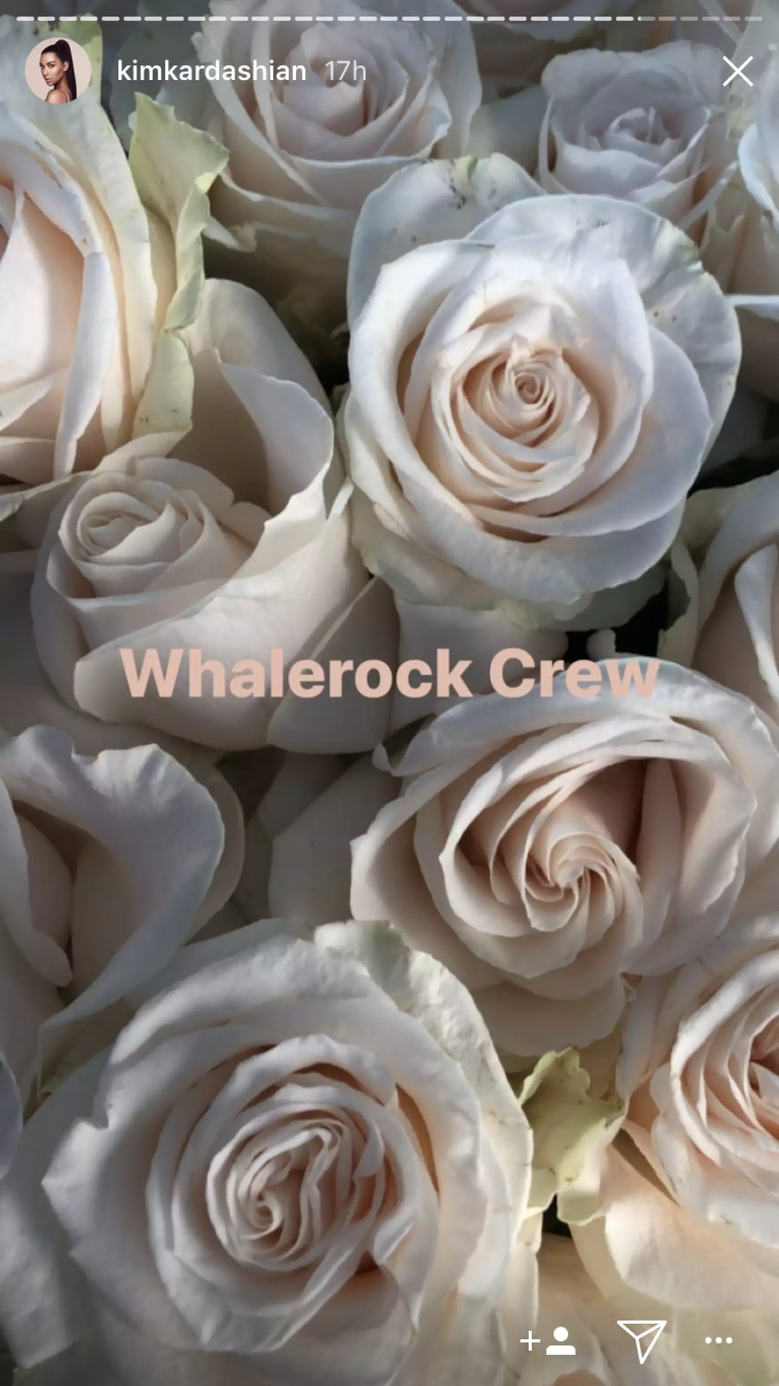 Kim Kardashian recibió decenas de flores por su cumple 37