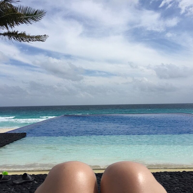 Jacky toma un descanso en alguna playa al lado de su esposo y sus hijas.