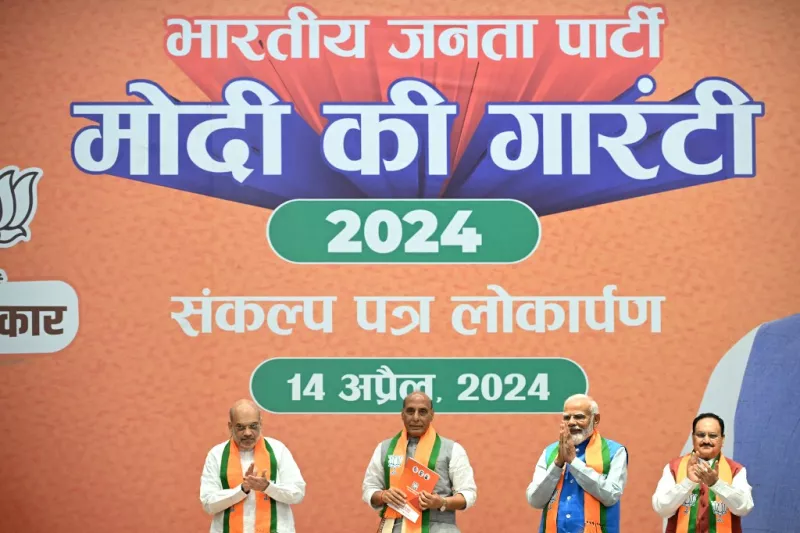 (De izquierda a derecha) El ministro del Interior de India, Amit Shah, el ministro de Defensa Rajnath Singh, el primer ministro Narendra Modi y el presidente del Partido Bharatiya Janata (BJP), J.P. Nadda asiste a la publicación del manifiesto del BJP antes de las próximas elecciones generales del país, en la sede del partido en Nueva Delhi el 14 de abril de 2024.