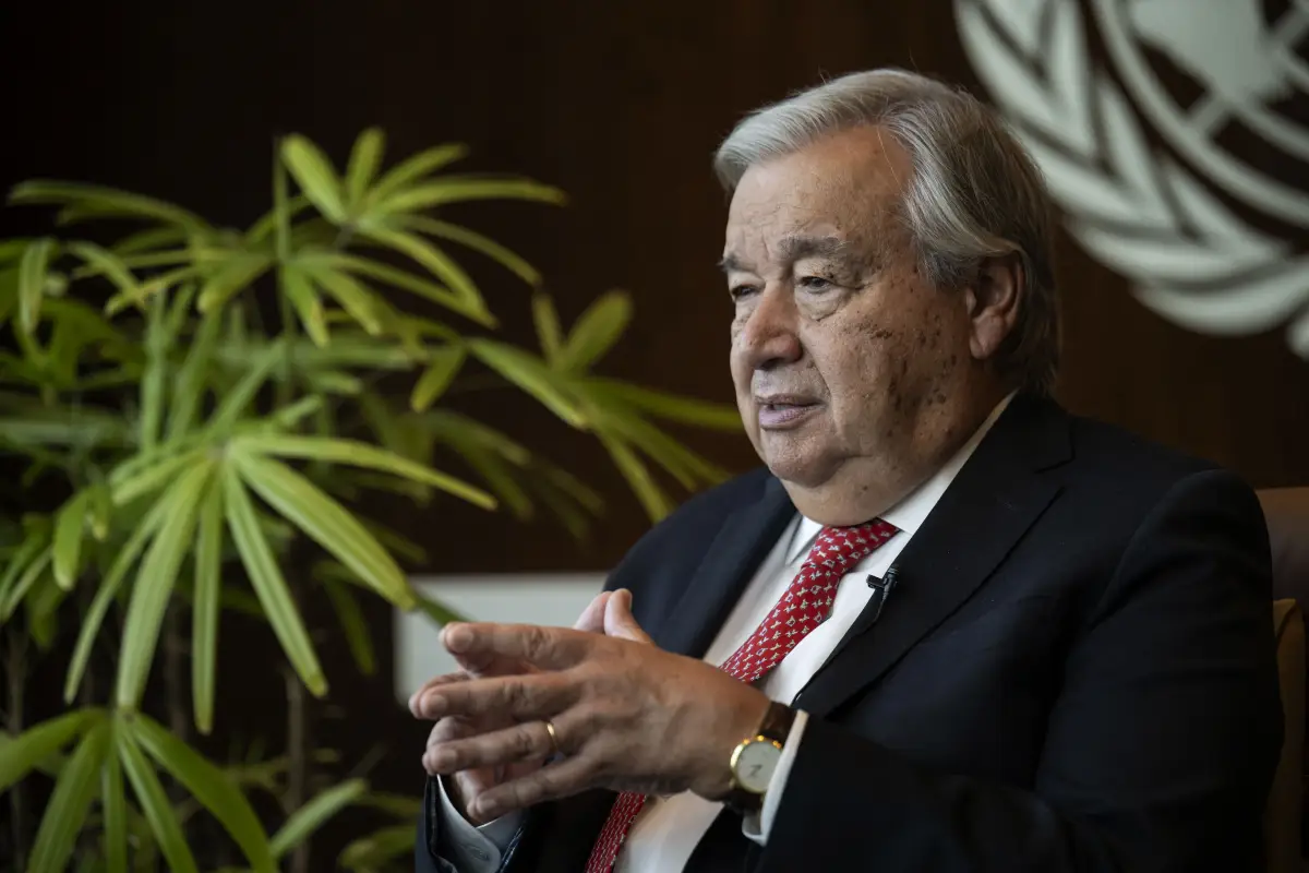 Antonio Guterres, el Secretario General, un hombre portugues de 75 años. Lleva peusto un traje negro, camisa blanca y una corbata roja con puntos blancos. Tiene una expresión de preocupación.