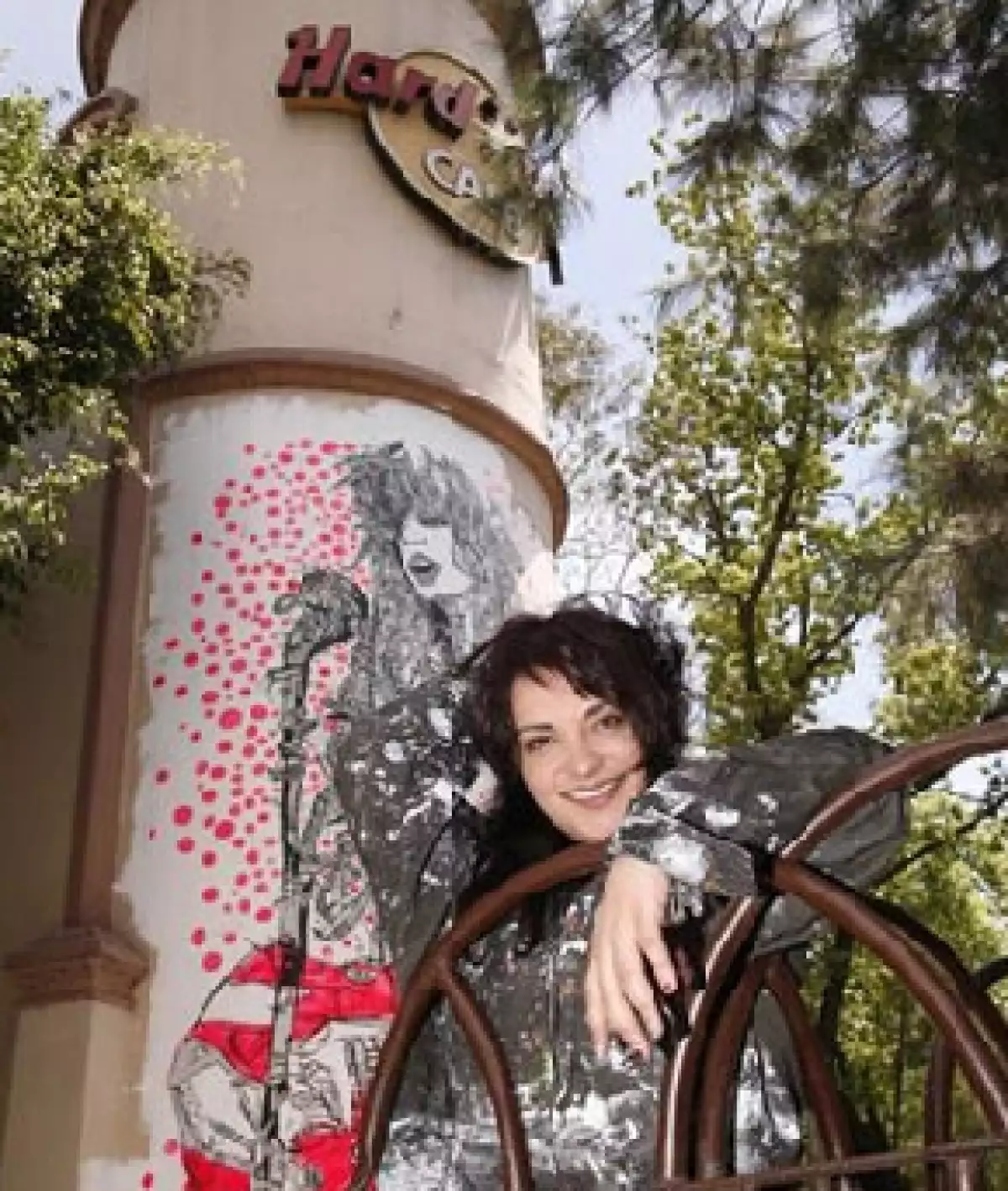 La esquina de Campos Elíseos y Reforma se verá cubierta de dibujos enormes, especialmente de mujeres, en colores fluorescentes, combinados con grises y negros.