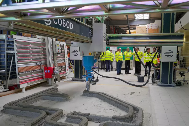 Imágenes de la impresora de COBOD utilizando concreto de Cemex para imprimir una estructura.