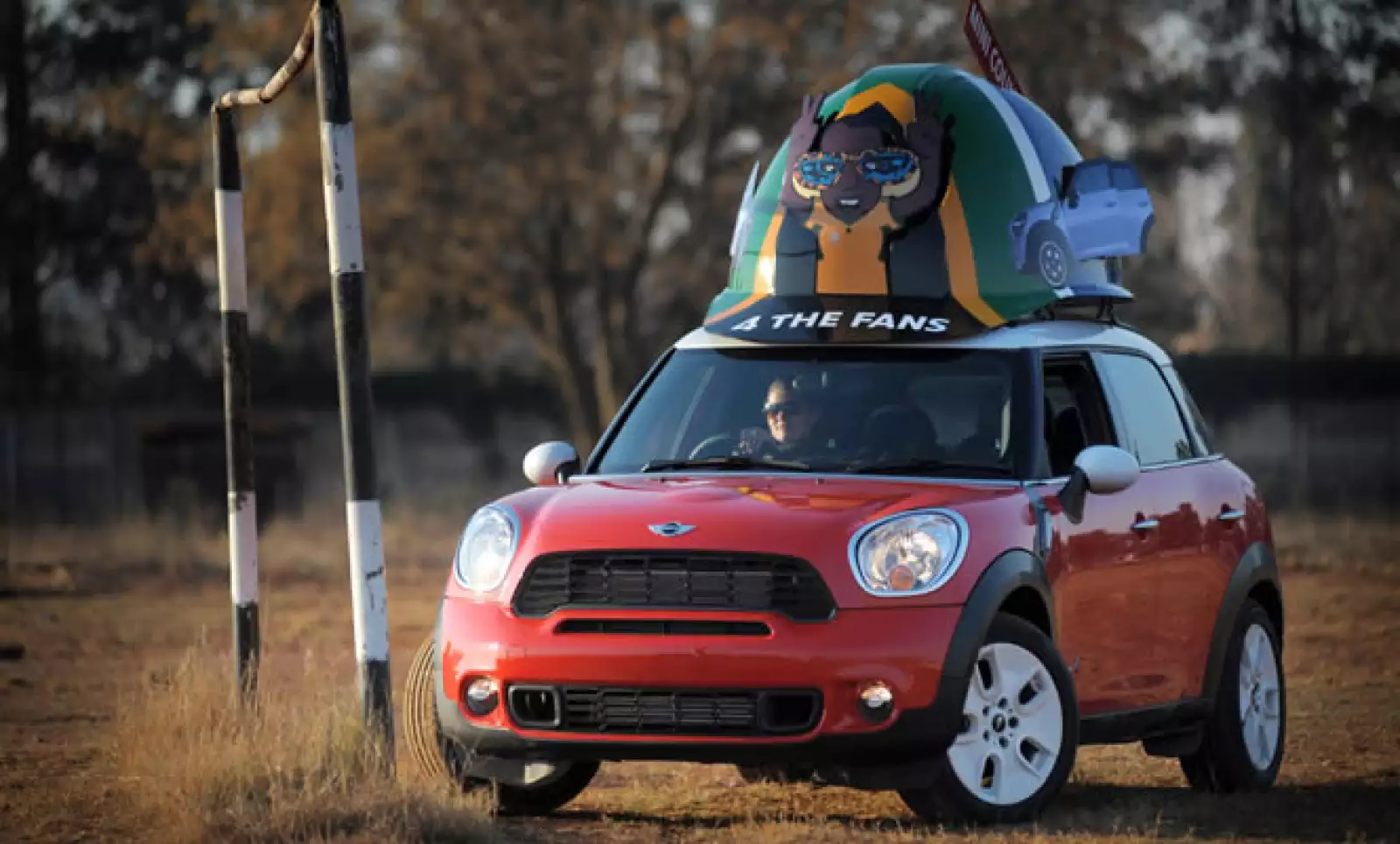 Makarapa significa ‘trabajadores migrantes’ y se remonta a los cascos de seguridad usados por los trabajadores migrantes en las minas de oro de Johannesburgo.