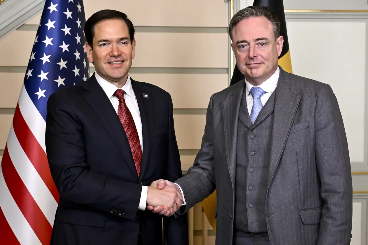 El primer ministro belga Bart De Wever (dcha.) estrecha la mano del secretario de Estado estadounidense Marco Rubio (izq.) durante sus conversaciones, en el marco de la reunión de ministros de Asuntos Exteriores de la Organización del Tratado del Atlántico Norte (OTAN), en la sede de la OTAN en Bruselas, el 4 de abril de 2025. (Imagen principal del artículo web 'Trump sube la apuesta: aliados de la OTAN deben gastar más en defensa, dice Marco Rubio')