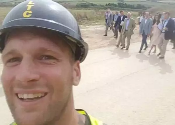 Esta es la selfie que Sam Wayne logró tomar al chiflarle a Kate Middleton.
