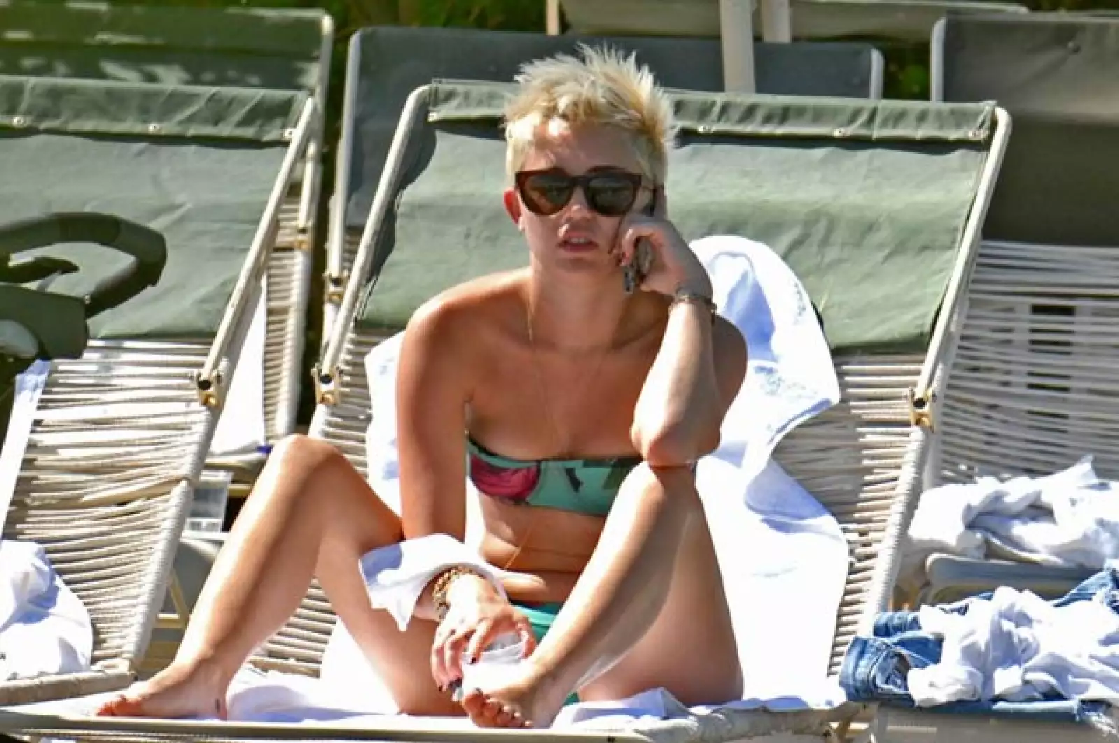 Miley Cyrus fue captada este fin de semana en la alberca de un hotel en California, sin embargo, no la vimos divertirse, parecía angustiada.