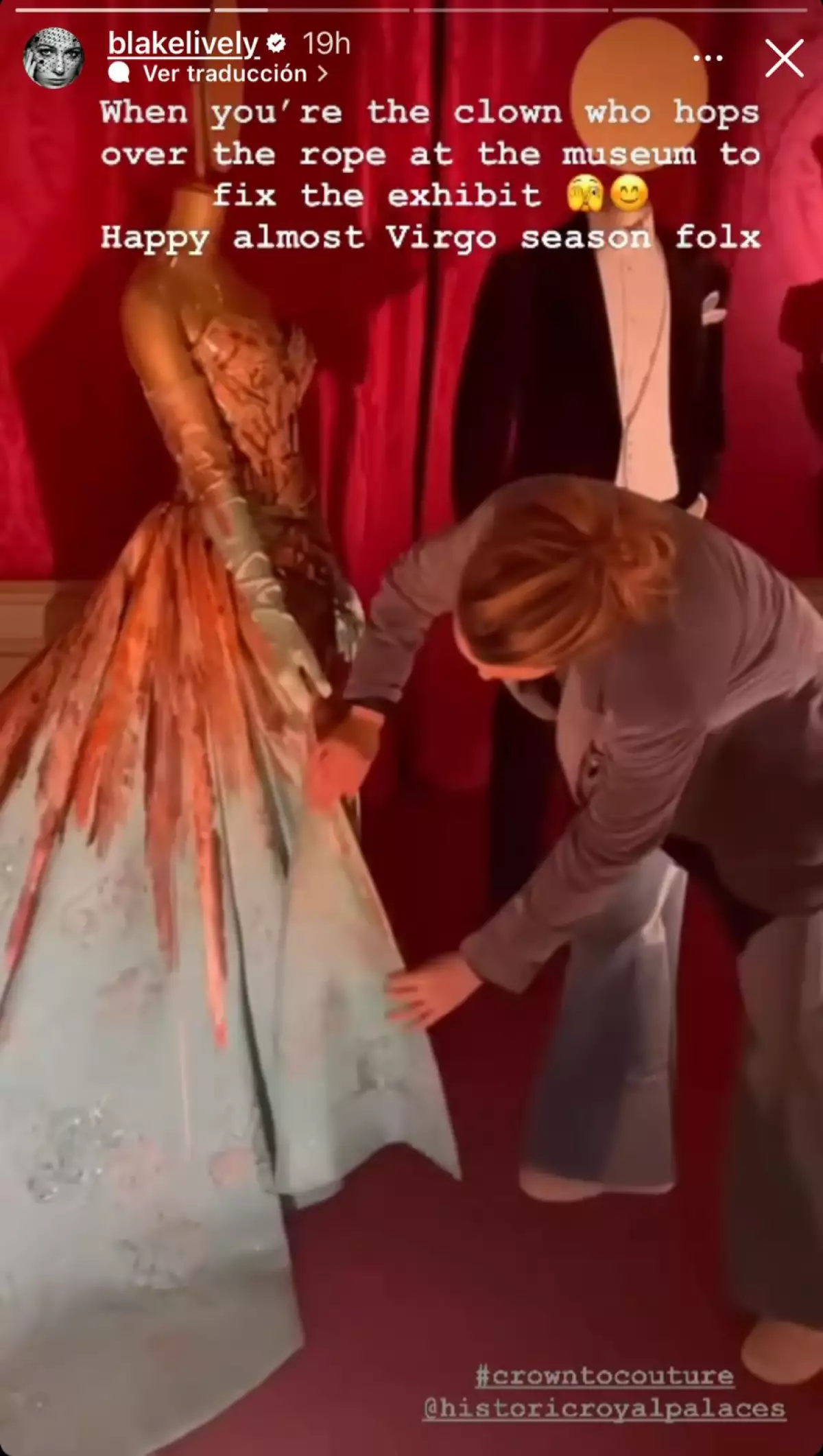 Blake Lively saltó la cuerda de un museo para acomodar su look de la Met Gala 2022.