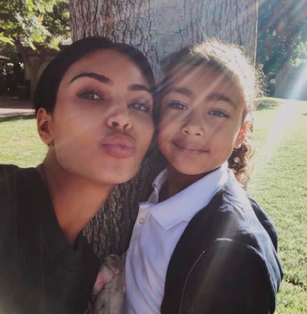 Kim Kardashian y North West.