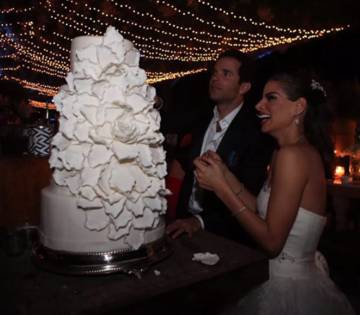 Los novios cortaron el pastel.