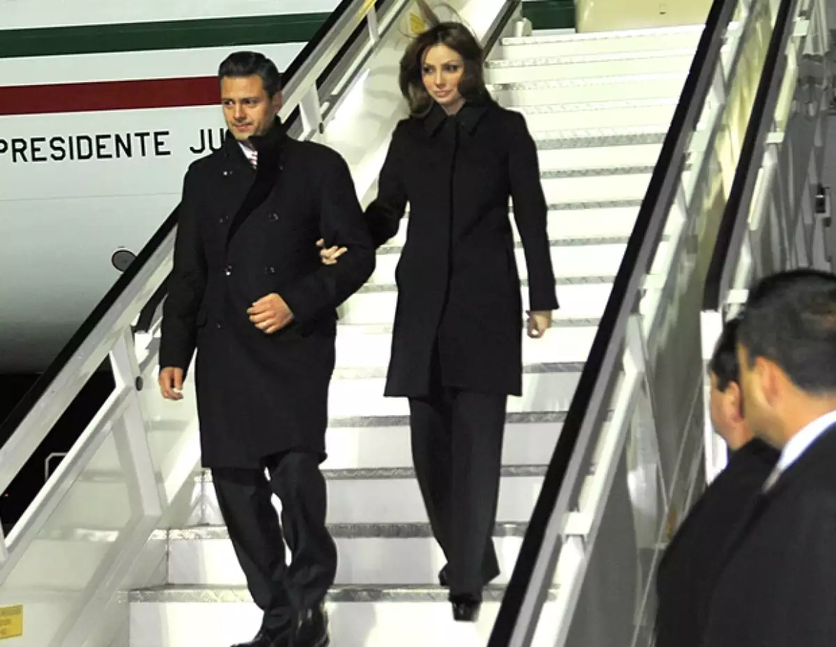 Para su llegada a Alemania eligió un look era monocromático, al igual que el de su esposo.