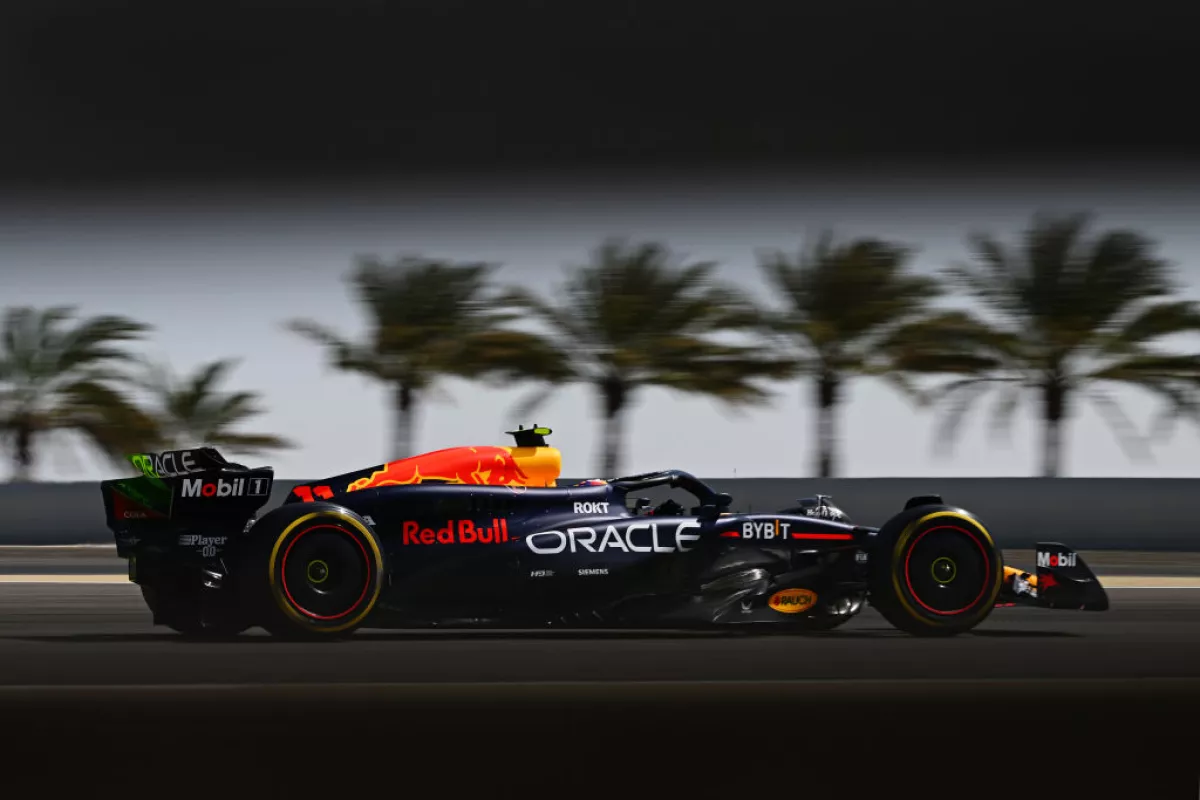 Foto del coche de Checo Pérez con Red Bull en las pruebas del circuito del Gran Premio de Bahrein 2024