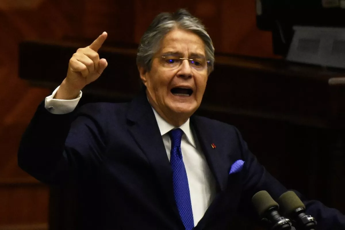 El presidente de Ecuador, Guillermo Lasso, habla durante su juicio político en la sede de la Asamblea Nacional en Quito el 16 de mayo de 2023.