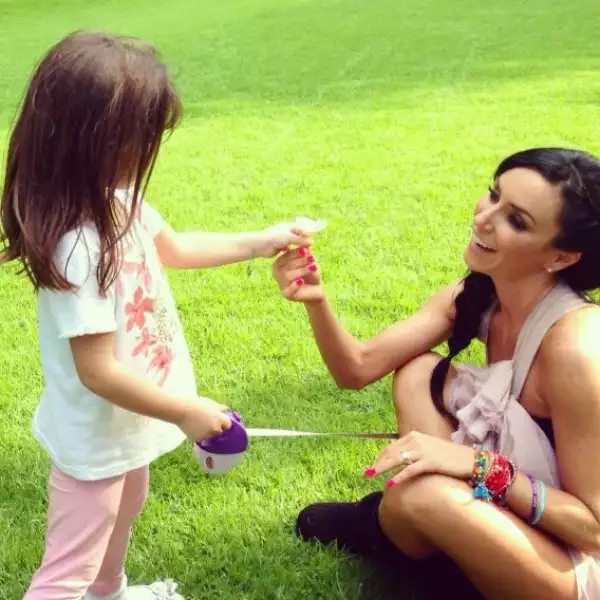 Madre e hija disfrutando de un momento lindo.