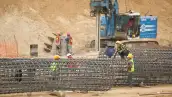 trabajadores de la construccion la obra del Tren Interurbano México-Toluca en la orilla de la carretera 