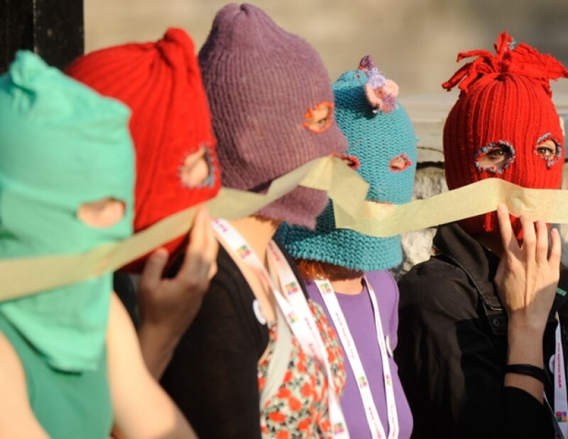 Una jueza sentenció a las tres integrantes de la banda de rock punk Pussy Riot a dos años de cárcel por vandalismo, en uno de los procesos judiciales más seguidos en Rusia.