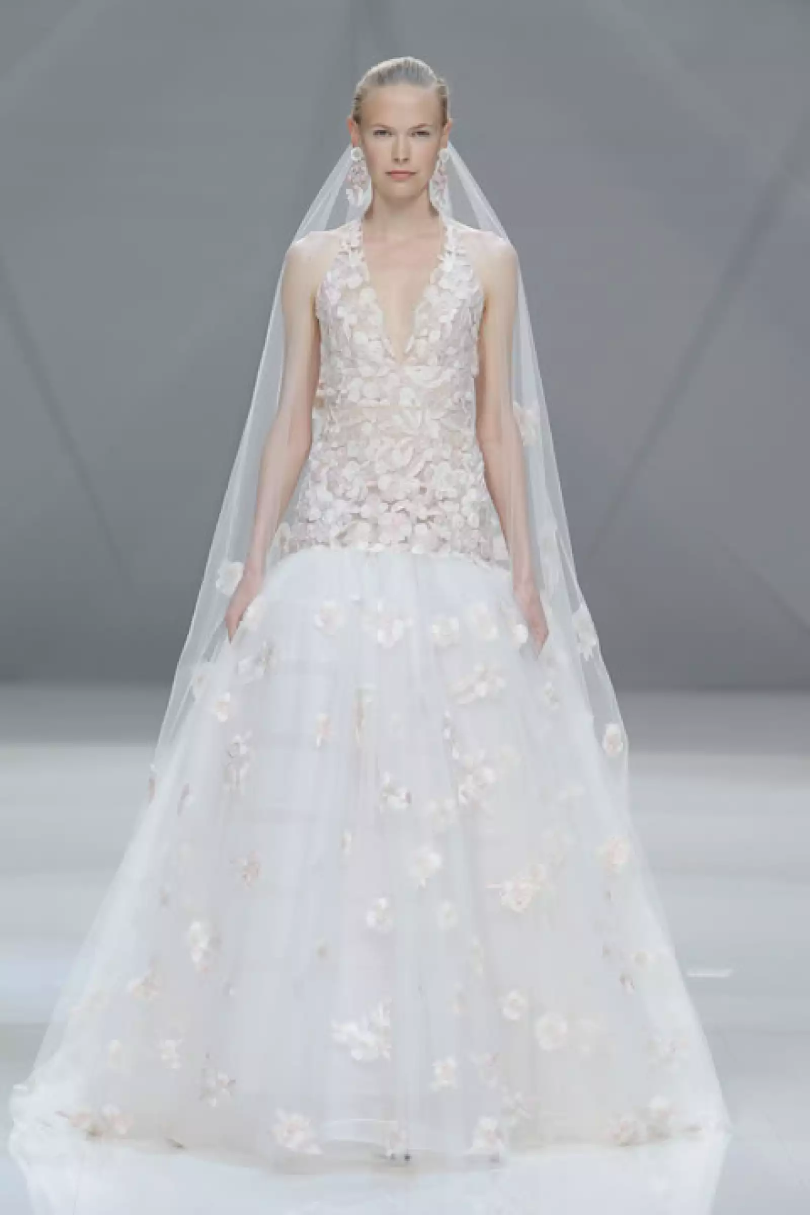 Vestido halter corte campana con aplicaciones de chiffon y organza.