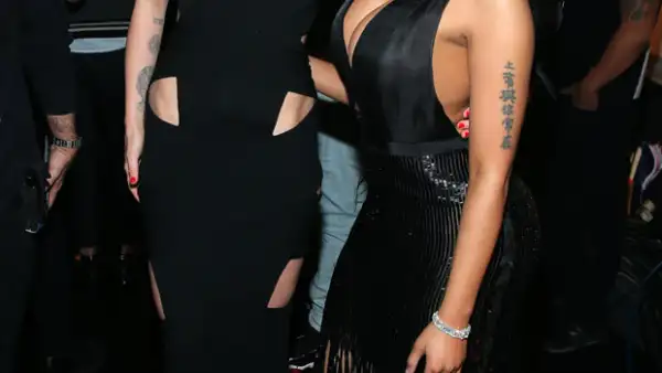 Después de su enfrentamiento en los VMAs, la rapera vuelve a hablar sobre Miley, criticando el que use la cultura afroamericana en beneficio propio.