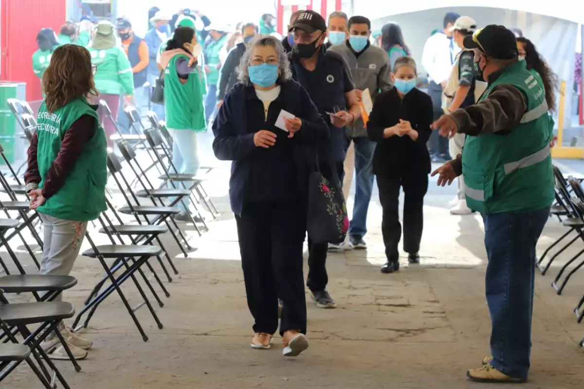 Continúa la jornada de vacunación en adultos mayores en las alcaldías Miguel Hidalgo y Azcapotzalco.