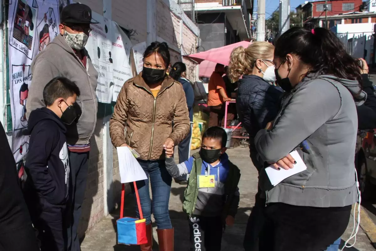 Llegada de menor a su primer día de clases después de más de un año.