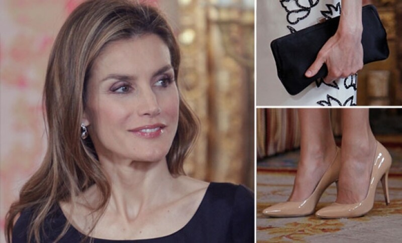 Para la ocasión Letizia eligió un clutch a juego con los tonos de su falda y blusa combinado con sus zapatos nude favoritos.