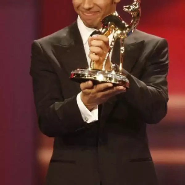 El campeón de la Fórmula Uno, el inglés Lewis Hamilton, también se llevó su Bambi.