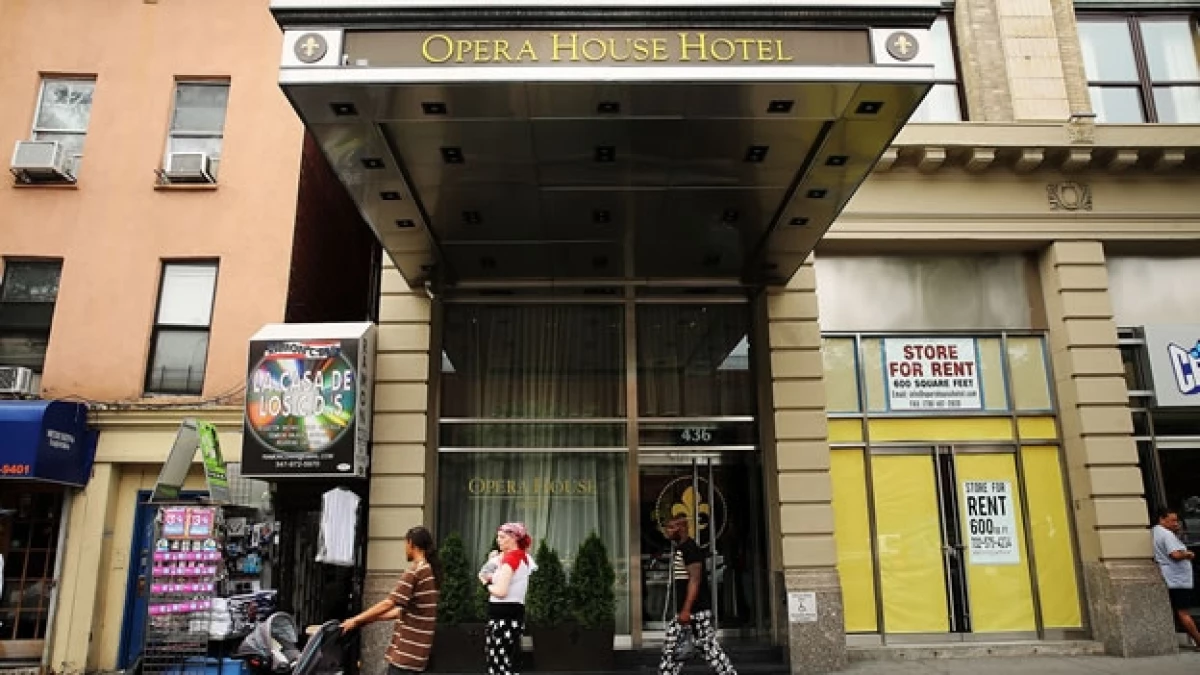El Hotel Casa de la Ópera en el Bronx, Nueva York, uno de los edificios inspeccionados para detectar bacterias que provocan la legionelosis