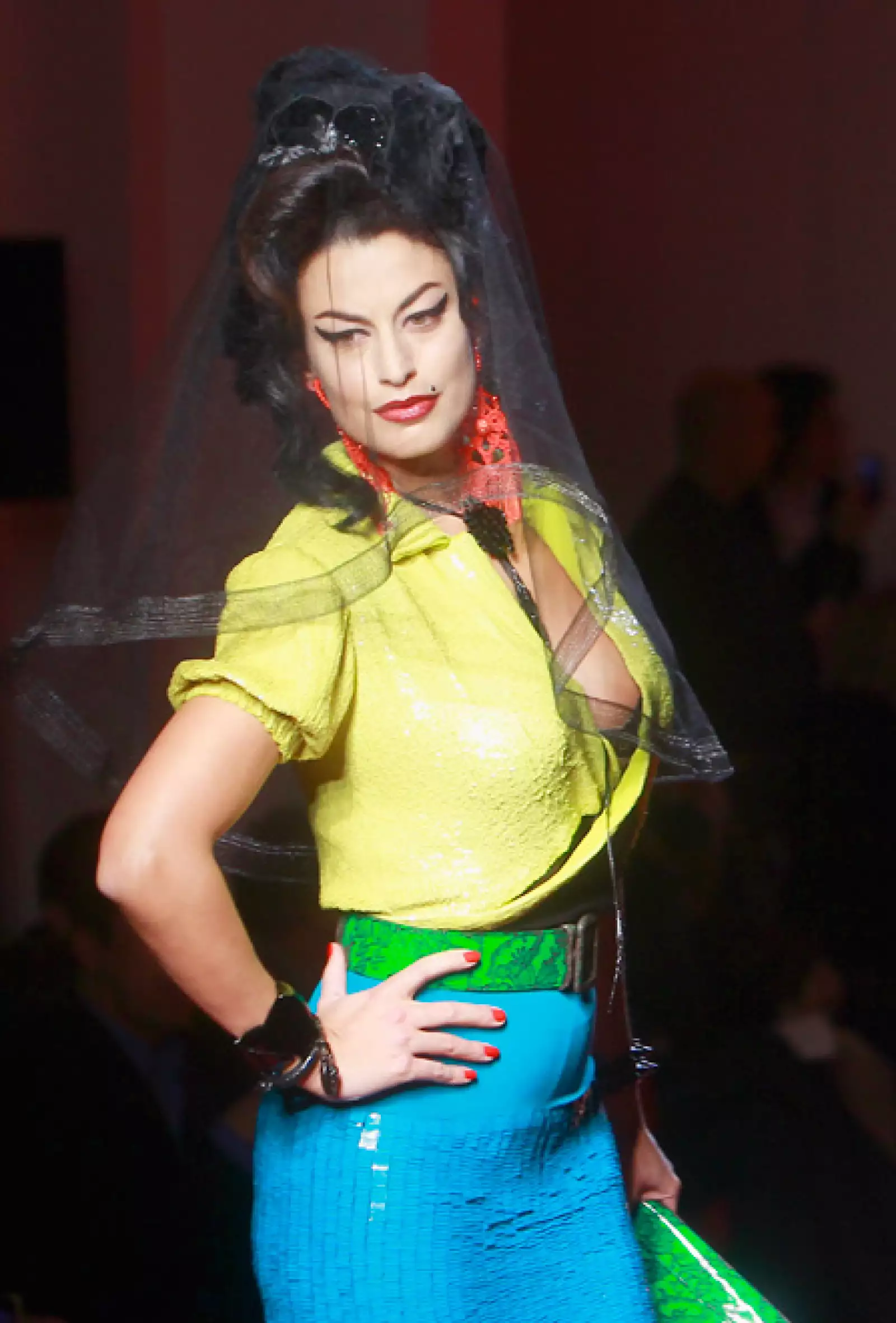 Prendas en colores vibrantes se sugieren para la temporada Primavera-Verano 2012.
