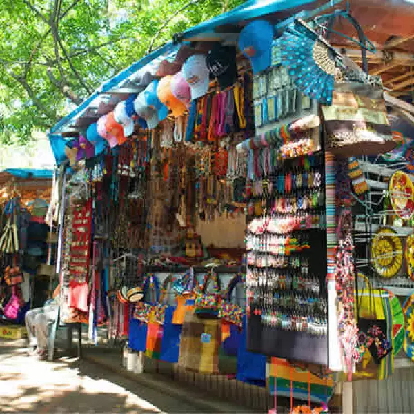 Uno de los lugares más populares para comprar la artesanía local y dar un agradable paseo.