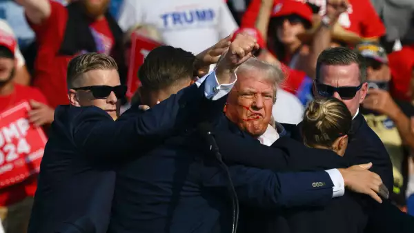 Donald Trump después de un intento de tiroteo durante un mitin de campaña para el candidato presidencial republicano, el expresidente de los Estados Unidos Donald Trump en Butler Farm Show Inc. el 13 de julio de 2024 en Butler, Pensilvania.