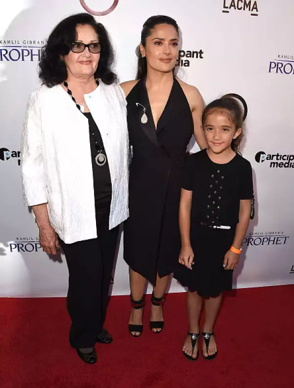 La niña es muy apegada a su mamá y su abuela.