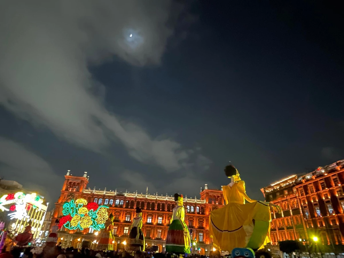 Millions of Mexicans take to the streets and squares to remember the dead National Palace